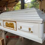 Peti Jenazah Venesia Ukiran Perjamuan Suci Putih Emas