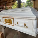 Peti Jenazah Venesia Ukiran Perjamuan Suci Putih Emas